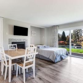 1st Floor Updated Studio incredible river access, hotel in Bend