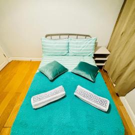 Emerald Room - shared bathroom