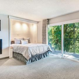 Riverfront Condo Next to Park and Downtown Bend, hotell i Bend
