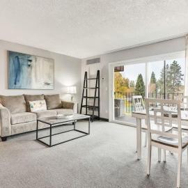 Second-floor - Riverfront Condo Near Downtown Bend，本德的飯店