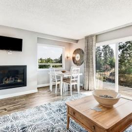 Riverfront Condo with Amazing View - Downtown Bend, hotel en Bend
