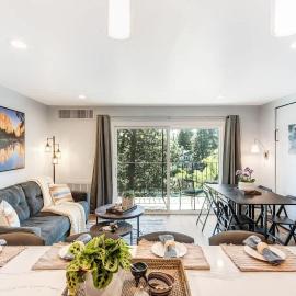Gorgeous Condo With River View - Pool and Hot Tub, hotel u gradu Bend
