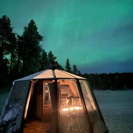 Unique Warm Glass Igloo on a frozen lake in Ivalo, hotel in Inari