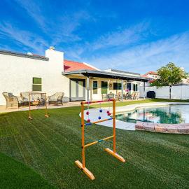 Pool, Putting Green & Games: Chandler Home!