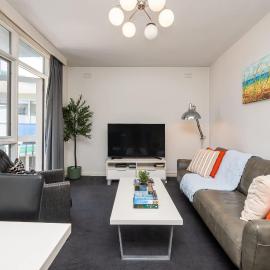 King Bed and Parking Walk to St Kilda Beach
