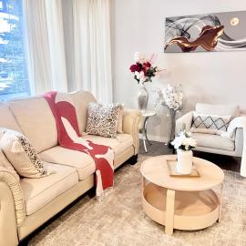Spacious & Comfy Upper Floor 3BR Suite in Detached House، فندق في كالغاري