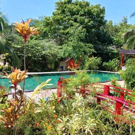 Molmol Cafe, hotel a Larena