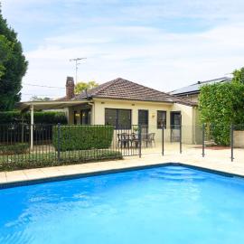 Family Retreat with Pool Near Pymble Station, hotell i Pymble
