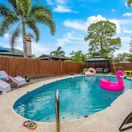 Private Pool 15 Minutes to the Beach & Downtown Saint Petersburg Florida, hotel di Pinellas Park