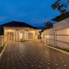 Lulu Luxury New 5br Villa Private Family Gathering at Puncak Bogor, hotel v destinácii Kopo 2