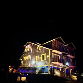 Raj Hotel and Restaurant, khách sạn ở Bhadarwāh