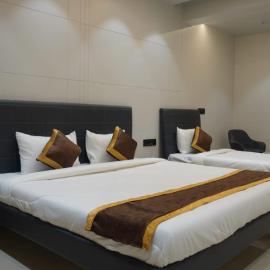 Hotel The Rudra Palace, hótel í Valsad