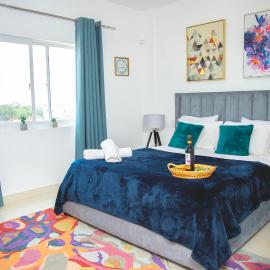 Serenity Haven Luxe 2BR, Pool, Wi-Fi, AC, Netflix , DSTV, Gated Comm, hotel en Agblesia