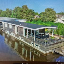 Watervilla De Otter - inclusief electrische sloep en sups, hotel in Loosdrecht