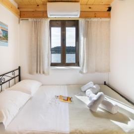 Seaside Stone Retreat, Hotel in Salamís