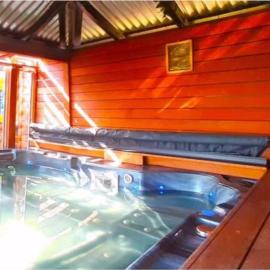 Charming Retreat at Famous Palm Beach Outdoor Spa till 8 Walk to Ocean beach, hotel v destinácii Palm Beach