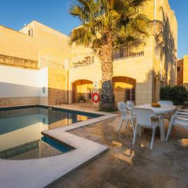 San Lawrenz Farmhouse Rustic Retreat with Pool, hotel in San Lawrenz