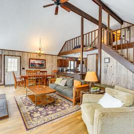 Pere Marquette Riverfront Retreat, Fish On-Site!, hotell i Baldwin