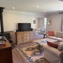 Lyrebird Lodge - 350m to blackheath village, 3 bdr, pet friendly, sunroom, hotel i Blackheath