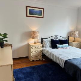 The Sydney Manor - Huge 2BR Ground Floor Home with Hot Tub & walk to train, Hotel in Villawood