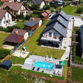 Apartmánové domy s bazénem Lipno 1, khách sạn ở Frymburk