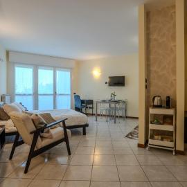 Sunset Studio - studio apartment & garage, near A8 highway