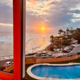 Beachfront studio, hotel in Sitio de Calahonda
