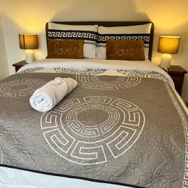 Double Room with Garden View at Love & Peace Petts Wood, hotelli kohteessa Orpington