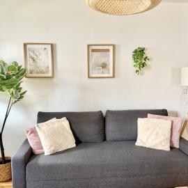 Modern 2-Bedroom Apartment with Free Parking