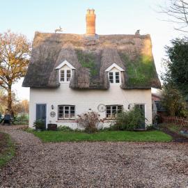 The Hare and Bumblebee Cottage, hotel in Eye
