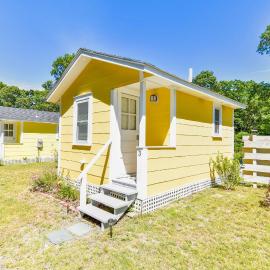 Dreamy Cottage for Two Close to Beaches, hotel v destinácii Eastham