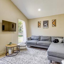 3 Mi to Dtwn Temple: Group-Ready Home w/ Yard, hotel din Temple