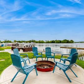 Waterfront Fun! Group Getaway on Lake Marie, hotel a Antioch