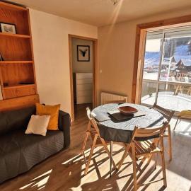 Résidence St Moritz - STM601 - GRAND STUDIO 5 PERSONNES VUE PISTES MAE-2544, hotel in Les Prés
