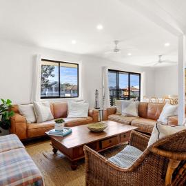 Beach Haus - Pet Friendly - 2 Mins Walk to Beach, hotel in Callala Beach