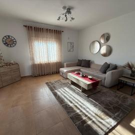 Cozy Family House with Yard, hotel i Drama