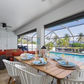 Stunning Gulf Access Villa Jacuzzi Fishing Bikes Kayaks, hotel in Cape Coral