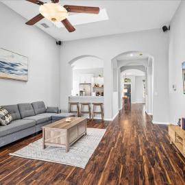 NEW - Poolside Oasis Heated POOL Home - 2000 SF, hotell i Zephyrhills