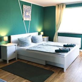 - Forest Retreat Deluxe - 2 Bedroom Apartment - 75 qm - Fully Renovated 2025 with TV & Netflix - King Size Beds - Full Kitchen - Free Parking - Close to Airport & Train -, hotel din Duisburg