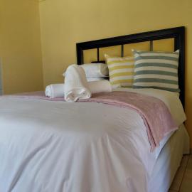Cozy Cottage near Bedfordcentre & Eastgate Mall, hotel sa Germiston