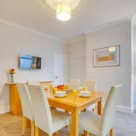 Manor Castle View 3BR House Free Parking & Garden