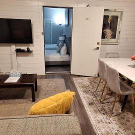 Two Bedroom Suite with AC, Sleeps 8! Complimentary Ice Cream, Snacks & Drinks, hotel a Langford