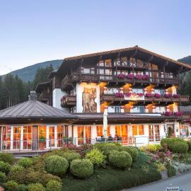 Hotel Hubertus, hotel u gradu 'Neukirchen am Grossvenediger'