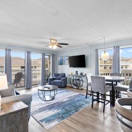 Waterfront Summer Vacay Free Private Beach Chairs & Umbrella Sleeps 5, hotel em Destin