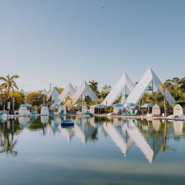Pyramids in Florida, hotel di Estero