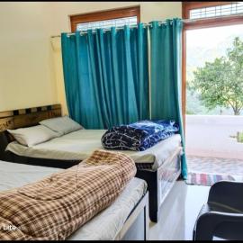 Himadri Homestay Sari Devriyatal, hotelli kohteessa Sari