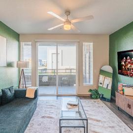 Near Stadium with Balcony Pool Gym Parking and W D, hotel in Glendale