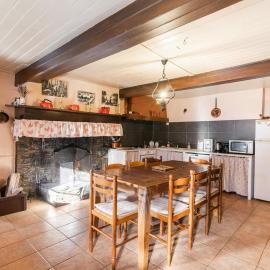 Confortable gîte avec grande cheminée et vues sur les montagnes