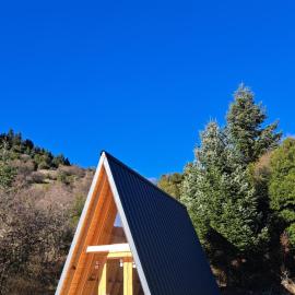 Wood Cabin by the River, for Nature Lovers, hotell sihtkohas Vytína
