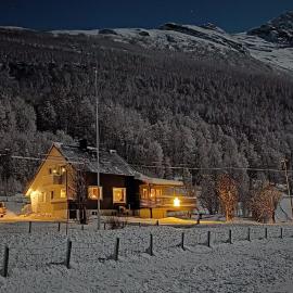 Charles Country House, hotel in Solstad